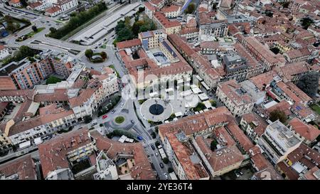 Die wunderschöne Stadt Alba, Italien, mit ihren historischen Gebäuden, kopfsteingepflasterten Straßen und belebten Plätzen voller Aktivität und Charme Stockfoto