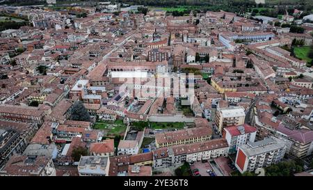 Die bezaubernden Dächer und die historische Architektur von Alba, Italien, betonen das reiche Erbe der Städte und das pulsierende Stadtbild eingebettet in üppiges Grün Stockfoto