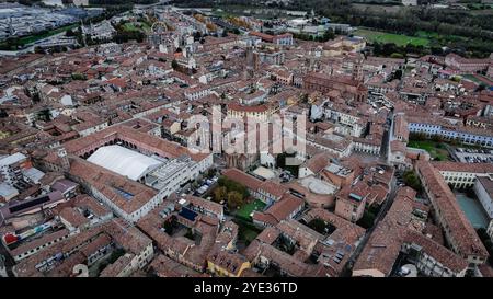 Der atemberaubende Blick aus der Luft fängt die bezaubernde Stadt Alba, Italien, mit Terrakotta-Dächern und historischen Gebäuden, vor einem Hintergrund ein Stockfoto