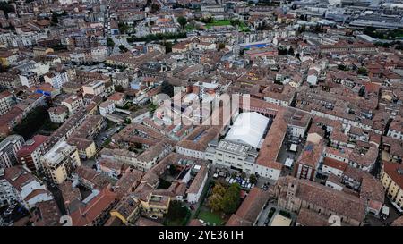 Diese aus der Vogelperspektive von Alba hebt die bezaubernden Dächer und historischen Gebäude hervor, die die italienische Stadt charakterisieren, umgeben von Grün und Stockfoto