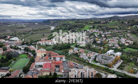 Die malerische Stadt Alba in Italien bietet einen atemberaubenden Blick aus der Luft, die bezaubernden Gebäude, den nahe gelegenen Fluss und die üppigen grünen Hügel, alles und alles Stockfoto