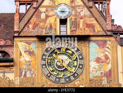 Astronomische Uhr an der Freskenfassade des Ulmer Rathauses im Renaissancestil, Ulm, Baden-Württemberg, Deutschland Stockfoto