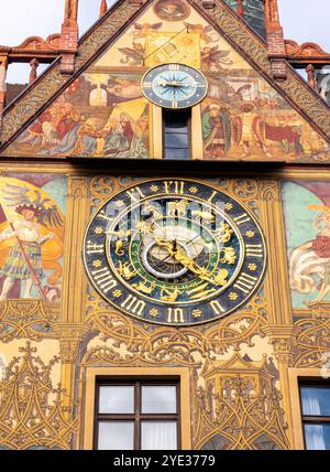 Astronomische Uhr an der Freskenfassade des Ulmer Rathauses im Renaissancestil, Ulm, Baden-Württemberg, Deutschland Stockfoto