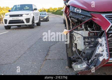 Der daraus resultierende Schaden eines Fahrzeugs, das von einem entgegenkommenden Fahrzeug getroffen wurde, wodurch die verschlungenen internen Funktionen von der Fahrerseite freigelegt werden. Stockfoto