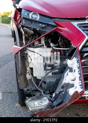 Der daraus resultierende Schaden eines Fahrzeugs, das von einem entgegenkommenden Fahrzeug getroffen wurde, wodurch die verschlungenen internen Funktionen von der Fahrerseite freigelegt werden. Stockfoto