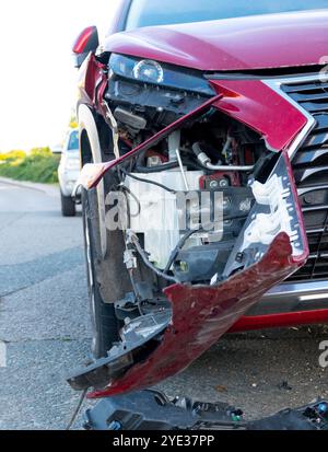 Der daraus resultierende Schaden eines Fahrzeugs, das von einem entgegenkommenden Fahrzeug getroffen wurde, wodurch die verschlungenen internen Funktionen von der Fahrerseite freigelegt werden. Stockfoto