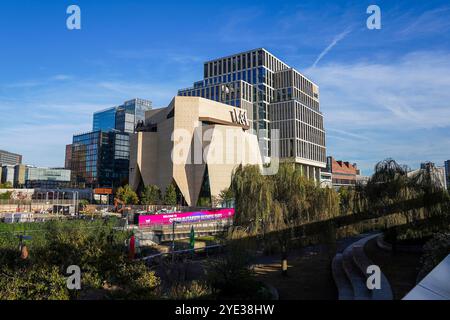 London, Großbritannien. Oktober 2024. V&A East Museum am 27. Oktober 2024 in der Nähe des London Stadium, London, England, Großbritannien Credit: Every Second Media/Alamy Live News Stockfoto