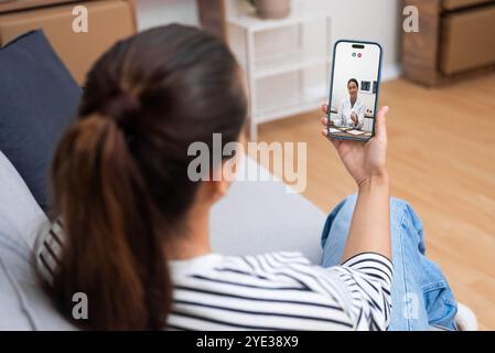Telehealth-Termin mit einem Arzt, der über Medikamente bei einem Smartphone-Videoanruf spricht Stockfoto