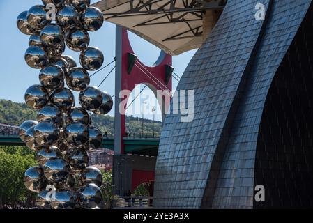 Bilbao, Spanien - 16. Mai 2024 - Detail über das berühmte Guggenheim Museum in Bilbao, Baskisch, und die Skulptur Tall Tree and the Eye from Anish Kapoor Stockfoto