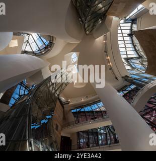 Bilbao, Spanien - 16. Mai 2024 - berühmte Decke des Guggenheim Museums in Bilbao, Baskenland, entworfen von Frank Gehry Stockfoto