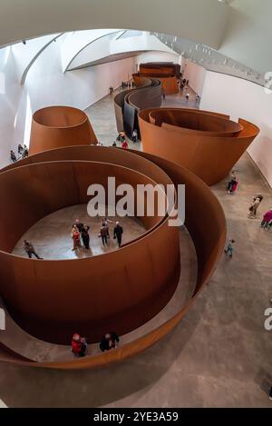 Bilbao, Spanien - 16. Mai 2024 - Riesenskulptur The Matter of Time, entworfen von Richard Serra und ausgestellt im Guggenheim Museum in Bilbao, S. Stockfoto