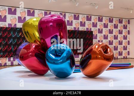 Bilbao, Spanien - 16. Mai 2024 - berühmte moderne Skulptur Tulpen von Jeff Koons, ausgestellt im Guggenheim Museum Bilbao, Baskenland in Spanien Stockfoto