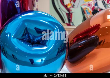 Bilbao, Spanien - 16. Mai 2024 - berühmte moderne Skulptur Tulpen von Jeff Koons, ausgestellt im Guggenheim Museum Bilbao, Baskenland in Spanien Stockfoto