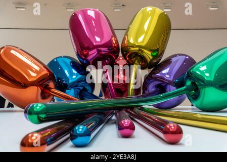 Bilbao, Spanien - 16. Mai 2024 - berühmte moderne Skulptur Tulpen von Jeff Koons, ausgestellt im Guggenheim Museum Bilbao, Baskenland in Spanien Stockfoto