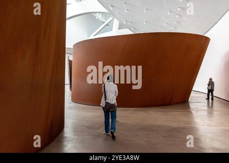 Bilbao, Spanien - 16. Mai 2024 - riesige Stahlskulptur The Matter of Time, entworfen vom Künstler Richard Serra und ausgestellt im Guggenheim Museum in BI Stockfoto