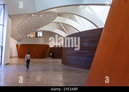 Bilbao, Spanien - 16. Mai 2024 - riesige Stahlskulptur The Matter of Time, entworfen vom Künstler Richard Serra und ausgestellt im Guggenheim Museum in BI Stockfoto