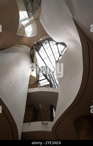 Bilbao, Spanien - 16. Mai 2024 - berühmte Decke des Guggenheim Museums in Bilbao, Baskenland, entworfen von Frank Gehry Stockfoto