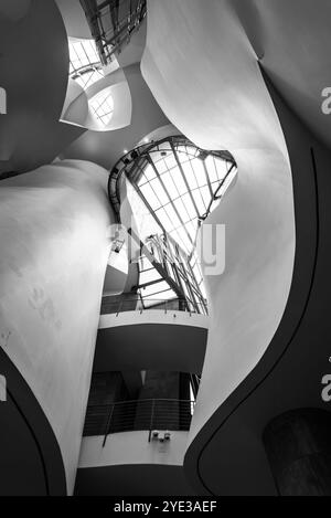 Bilbao, Spanien - 16. Mai 2024 - berühmte Decke des Guggenheim Museums in Bilbao, Baskenland, entworfen von Frank Gehry Stockfoto