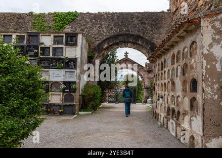 Comillas, Spanien - 19. Mai 2024 - Rutschgräber auf dem alten historischen Steinfriedhof in Comillas, Kantabrien, Spanien Stockfoto