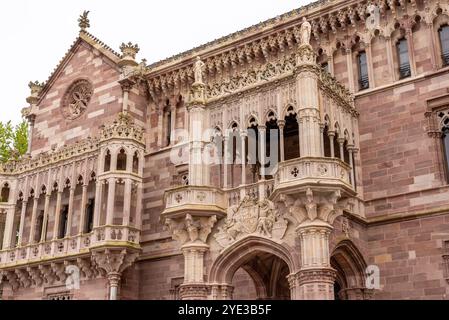 Comillas, Spanien - 19. Mai 2024 - Sandsteinfassade des neogotischen Sobrellano-Palastes in Comillas, Nordspanien Stockfoto