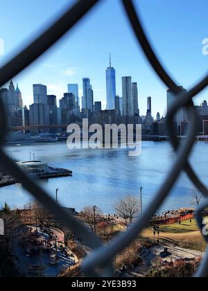 Skyline von New York City mit ikonischem Gebäude und blauem Himmel Stockfoto