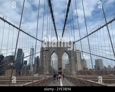 Skyline von New York City mit ikonischem Gebäude und blauem Himmel Stockfoto