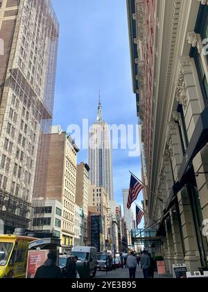 Skyline von New York City mit ikonischem Gebäude und blauem Himmel Stockfoto