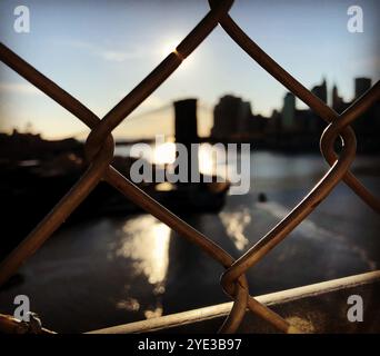 Skyline von New York City mit ikonischem Gebäude und blauem Himmel Stockfoto