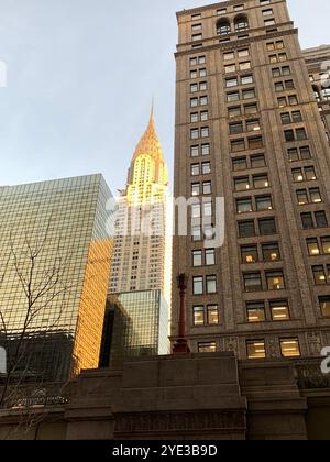 Skyline von New York City mit ikonischem Gebäude und blauem Himmel Stockfoto