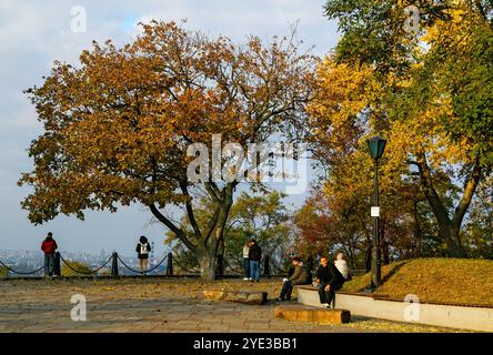 KIEW, UKRAINE - 28. OKTOBER 2024 - Menschen befinden sich auf der Aussichtsplattform auf dem Starokyivska (Alt-Kiew)-Hügel in Kiew, Hauptstadt der Ukraine. Stockfoto