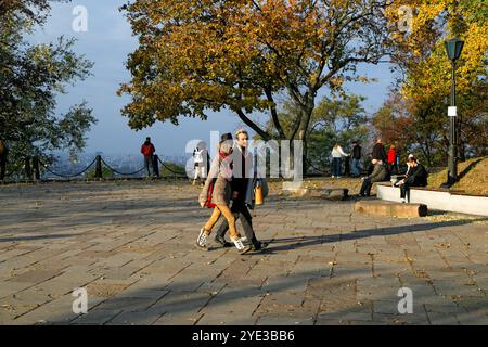 KIEW, UKRAINE - 28. OKTOBER 2024 - Menschen befinden sich auf der Aussichtsplattform auf dem Starokyivska (Alt-Kiew)-Hügel in Kiew, Hauptstadt der Ukraine. Stockfoto