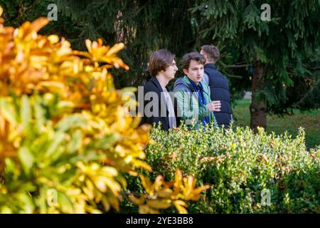KIEW, UKRAINE - 28. OKTOBER 2024 - Menschen befinden sich auf dem Platz in der Nähe des Goldenen Tors in Kiew, der Hauptstadt der Ukraine. Stockfoto