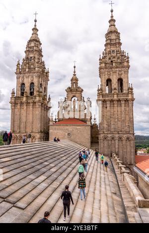 Santiago de Compostela, Spanien - 21. Mai 2024 - Touristen gehen auf dem Dach der Kathedrale Santiago de Compostela in Richtung des südlichen Glockenturms, G Stockfoto