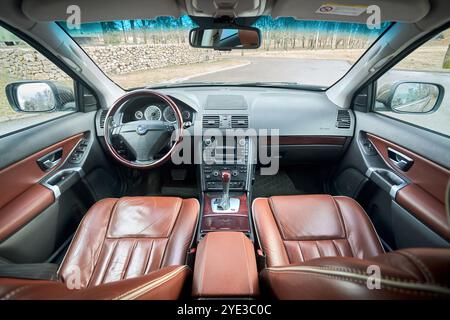 Berlin - Oktober 2021:: Volvo XC90 2,5 1. Generation Twilight Bronze 2002-20014 Restyling 4WD Allrad 4x4 SUV brauner Lederinnenraum, Armaturenbrett und Stockfoto