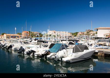 Sausset les Pins, Frankreich - 06 13 2024 : Boote im Yachthafen an einem sonnigen Tag Stockfoto