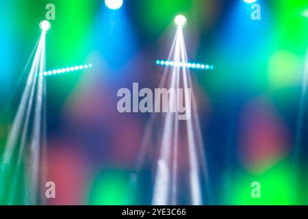 Abstrakter mehrfarbiger Discohintergrund mit Lichtern aus weißem Licht von Bühnenstrahlern. Stockfoto