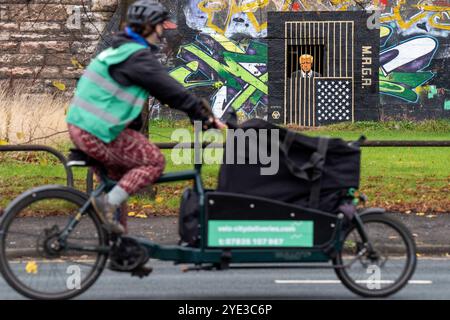 In den Gorbals, Glasgow, ist ein Street Art von Ashley Rawson zu sehen, das den republikanischen Präsidentschaftskandidaten und ehemaligen US-Präsidenten Donald Trump hinter Gittern zeigt. Die Präsidentschaftswahlen 2024 in den Vereinigten Staaten werden am Dienstag, den 5. November 2024, stattfinden. Bilddatum: Dienstag, 29. Oktober 2024. Stockfoto