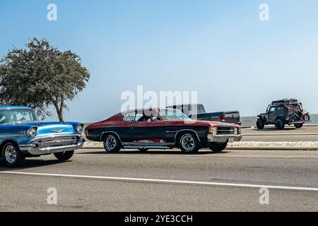 Gulfport, MS - 04. Oktober 2023: Weitwinkelansicht eines Chevrolet Chevelle Malibu Sport Coupés aus dem Jahr 1971 auf einer lokalen Autoshow. Stockfoto