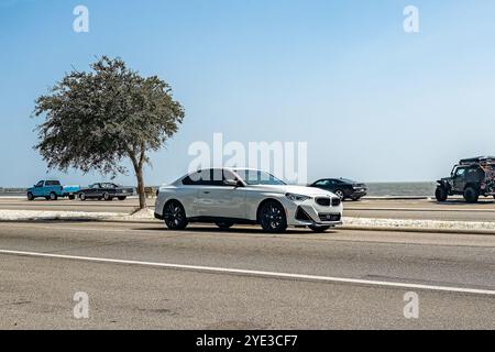 Gulfport, MS - 04. Oktober 2023: Weitwinkel-Eckansicht eines BMW 230i M Sport Coupés aus dem Jahr 2023 auf einer lokalen Automobilausstellung. Stockfoto