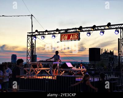 Open-Air-Partyfestival mit DJ bei Sonnenuntergang Stockfoto