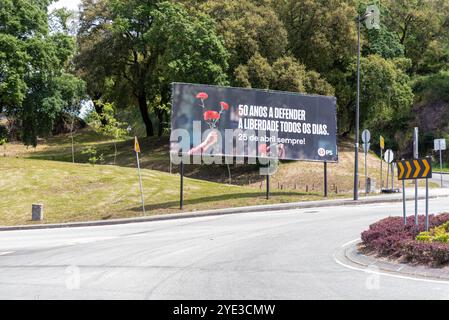 Braga, Portugal - 24. Mai 2024 - Reklametafeln in Braga, Portugal zur Erinnerung an die Nelkenrevolution Portugals Stockfoto