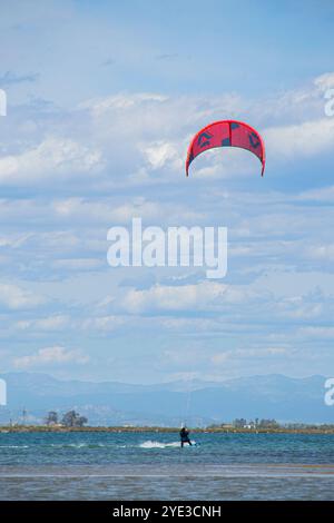Mann, der an einem Strand in Spanien Kitesurfen kann. Wassersport. Stockfoto