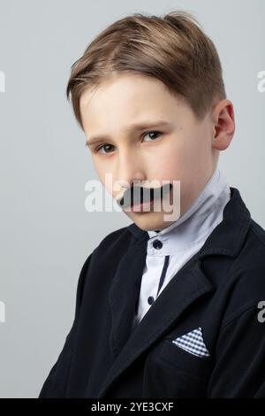 Porträt eines kleinen Jungen mit Schnurrbart. Ein Junge im Bild von Nikola Tesla. Stockfoto