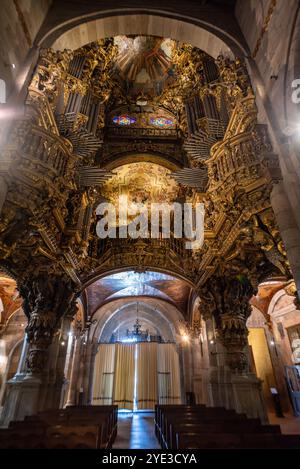 Braga, Portugal - 24. Mai 2024 - Rich dekorierte goldenes Kirchenschiff und Orgeln in der Kathedrale von Braga, Portugal Stockfoto