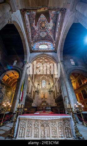 Braga, Portugal - 24. Mai 2024 - reich dekoriertes Presbyterium der Kathedrale von Braga, Portugal Stockfoto