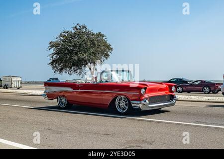 Gulfport, MS - 04. Oktober 2023: Weitwinkelansicht eines Chevrolet Bel Air Cabriolets aus dem Jahr 1957 auf einer lokalen Autoshow. Stockfoto