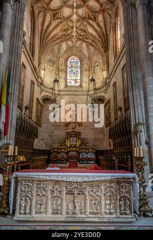 Braga, Portugal - 24. Mai 2024 - Rich dekorierte goldenes Kirchenschiff und Orgeln in der Kathedrale von Braga, Portugal Stockfoto