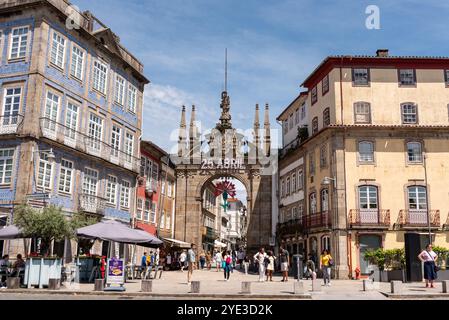 Braga, Portugal - 24. Mai 2024 - Dekoration der Krönungsrevolution am Arco da Porta Nova Tor von Braga, Portugal Stockfoto