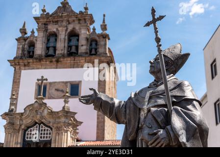 Braga, Portugal - 24. Mai 2024 - Statue Bartolomeu Fernandes dos Martyre auf dem Platz Sao Paulo in Braga, Portugal Stockfoto