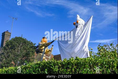 Worthing UK 29. Oktober 2024 - Vogelscheuchen, die 40 Jahre seit der Herstellung des Ghostbusters-Films feiern, sind Teil dieses Jahres Ferring Scarecrow Festival in der Nähe von Worthing . Dieses Jahr gibt es über 80 Vogelscheuchen, die im Dorf verteilt sind und Geld für eine lokale Demenz-Wohltätigkeitsorganisation sammeln... : Credit Simon Dack / Alamy Live News Stockfoto